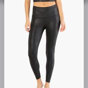 Beyond yoga viper high waisted midi leggings